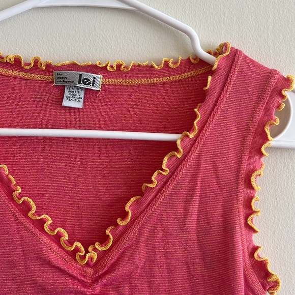 l.e.i Vintage Pink/Yellow V-Neck Tank - Picture 2 of 3